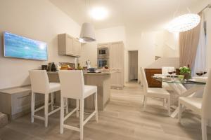 伦诺Lenno Giardinetto的厨房以及带桌椅的用餐室。