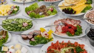 扎科帕内博卢塔酒店的一张桌子上放着许多盘子的食物