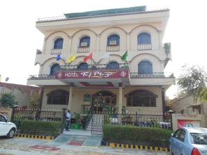 阿格拉Hotel Taj Plaza, VIP Road, Agra的前面有标志的酒店大楼