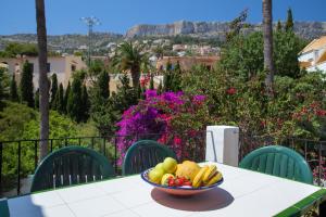 卡尔佩Calpe Sunsea Village的阳台上的桌子上放着一碗水果