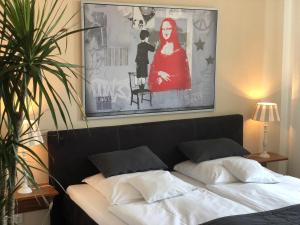 NordkirchenHotel SchlossStuben的卧室配有一张床,墙上挂有绘画作品