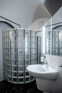 德累斯顿Villa am Park Apartment的白色的浴室设有水槽和镜子