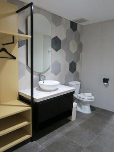 三宝垄Nomaden Urban Stay的一间带水槽和卫生间的浴室