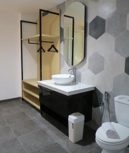 三宝垄Nomaden Urban Stay的一间带水槽、卫生间和镜子的浴室