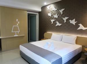 三宝垄Nomaden Urban Stay的卧室配有一张墙上鸟床