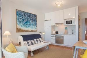 阿列塔Modern home with Ocean View的带沙发的客厅和厨房