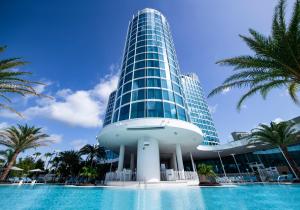 奥兰多阿文图拉酒店的一座高大的建筑,前面有一个游泳池