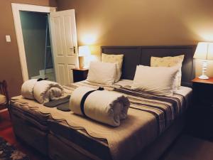 格拉罕镇30 on Oatlands Road的一间卧室配有两张带毛巾的床