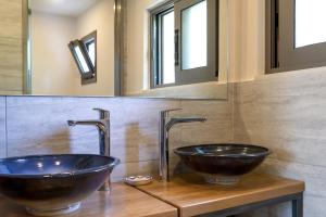 利萨基亚莱蒙尼亚公寓的浴室的木桌上设有两个水槽