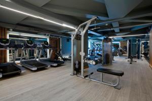 都柏林达文波特旅馆的健身房,配有许多跑步机和机器