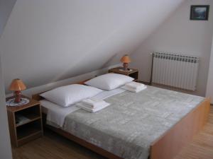 拉斯托瓦卡Apartments Sven的一间卧室配有一张带2个床头柜和2盏灯的床。