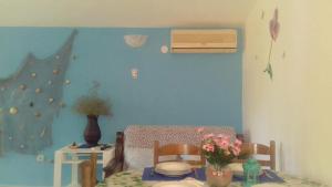 德雷斯Apartment Aralo - Veraja的一间设有桌子和蓝色墙壁的用餐室
