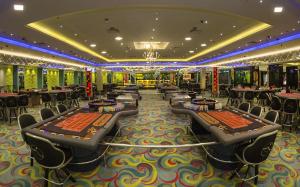 塔巴Taba Sands Hotel & Casino - Adult Only的赌场,有一堆桌子和椅子