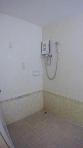 北榄坡P.A. Ville Hotel的一间位于客房角落的带淋浴的浴室