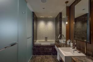 洛登温哥华酒店的一间浴室