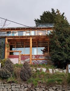 圣卡洛斯-德巴里洛切Patagonia Jazz Hostel的一座带许多窗户的木屋
