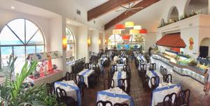坎昆加勒比海公寓的餐厅内带桌椅的宴会厅