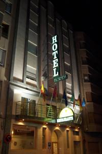 阿尔巴塞特佛罗里达酒店的夜间标有标志的酒店大楼