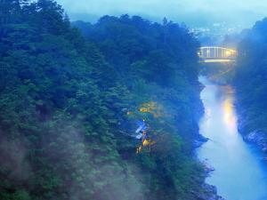 饭田市克油森日式旅馆的享有河流的空中景致,设有一座桥梁