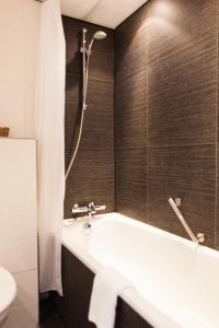 蒂尔堡城市酒店的一间浴室