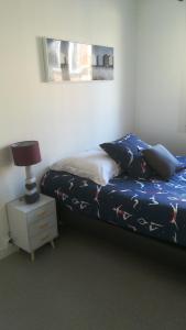 勒阿弗尔Le Perret的一间卧室,配有一张床和床头灯
