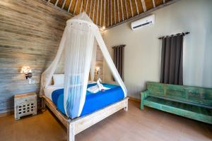 蓝梦岛桑兰邦吉海滩小屋酒店的一间卧室配有一张带秋千的床