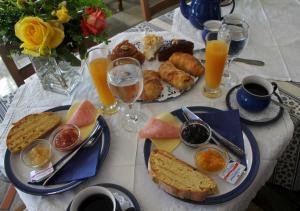 圣季米特里奥斯埃尔达古宅酒店的餐桌上摆放着早餐食品和饮料