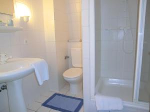 塞巴特阿尔贝克斯特拉多斯别墅酒店的浴室配有卫生间、盥洗盆和淋浴。