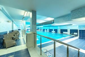 萨莫科夫阿雷纳酒店的一座带椅子的建筑内的游泳池