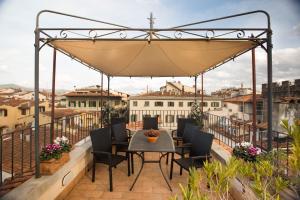 佛罗伦萨伊尔巴杰罗住宿加早餐酒店的阳台的天井配有桌椅