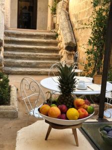 加利波利Il Giardino Della Regina的坐在桌子上的一碗水果