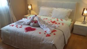 沙马基Shamakhy Sport Villas的一间卧室,床上有红色的鲜花