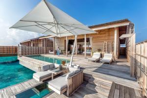 Kudadoo Maldives Private Island – Luxury All inclusive内部或周边的泳池