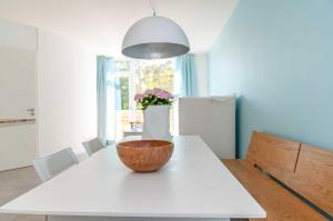卡尔斯哈根Lotsenstieg 2 Kajuete 05的厨房配有白色桌子和碗