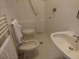阿夏诺" Il Bersagliere " Dependance Hotel la Pace的白色的浴室设有水槽和卫生间。