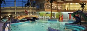 亚罗钦查洛塔酒店的大楼内一个带滑梯的大型游泳池