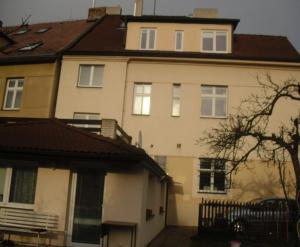 布拉格汉斯普卡膳食公寓的一间白色的大房子,有棕色的屋顶