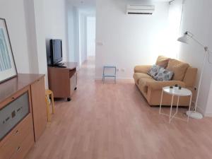 瓦伦西亚FLORIT FLATS - The Jardines del Turia Apartment的带沙发和电视的客厅