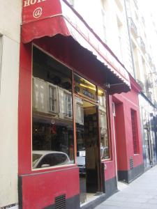 巴黎新桥酒店的城市街道上商店的红色店面