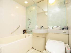 高知里士满高知酒店的浴室配有卫生间、盥洗盆和淋浴。