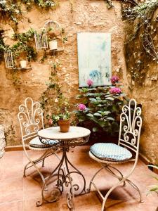 波凯兰特Casa Rural Mirador的鲜花间里两把椅子和一张桌子