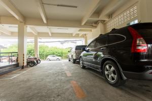 合艾Kulasub Hotel的停车场,有汽车停放在车库里