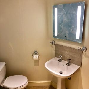 TormartonBest Western Compass Inn的一间带水槽、卫生间和镜子的浴室