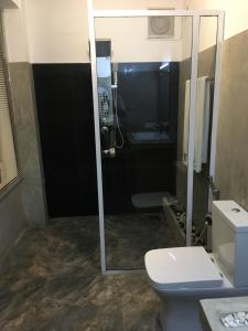 康提杜芭娜山顶住宿酒店的带淋浴、卫生间和盥洗盆的浴室