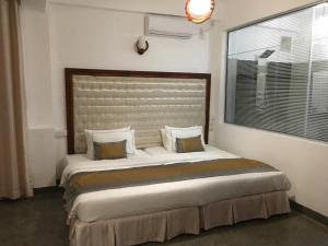 康提杜芭娜山顶住宿酒店的一间卧室设有一张大床和大窗户