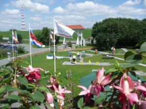 巴肯布洛克Premium_Ferienhaus Ingrid Marie im的田野中间有旗帜的公园