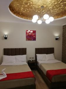 赫尔格达Cordoba Suites的一间卧室设有两张床和天花板