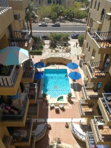 赫尔格达Cordoba Suites的享有带遮阳伞的游泳池的顶部景致