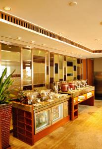 北京北京中奥马哥孛罗大酒店的一间大厨房,里面装有许多锅碗瓢盆