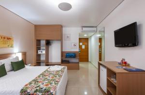 马瑙斯蓝树普利姆酒店的配有一张床和一台平面电视的酒店客房
